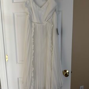 NWT Lulu's White Pleated Lace Dress